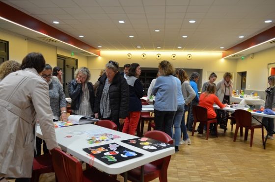 Une valise pleine de surprises  pour les assistantes maternelles du RAM de Boisseuil.