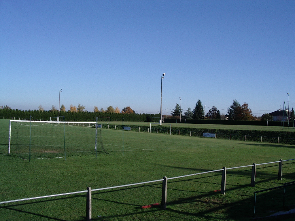 1 Stade de football, 2 terrains, vestiaires et foyer situé à Boisseuil